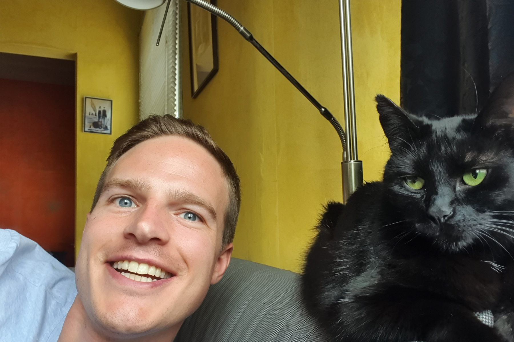 Dierendokter Joshua Dutré met kat